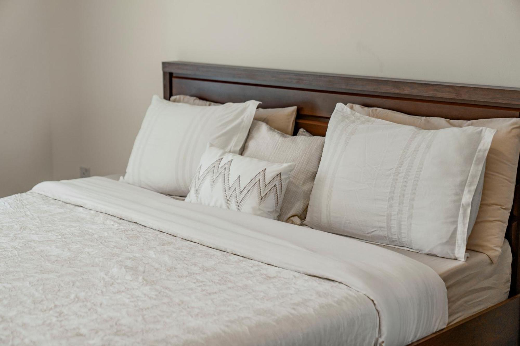 Stunning 1 Bedroom In Marina Apartment *